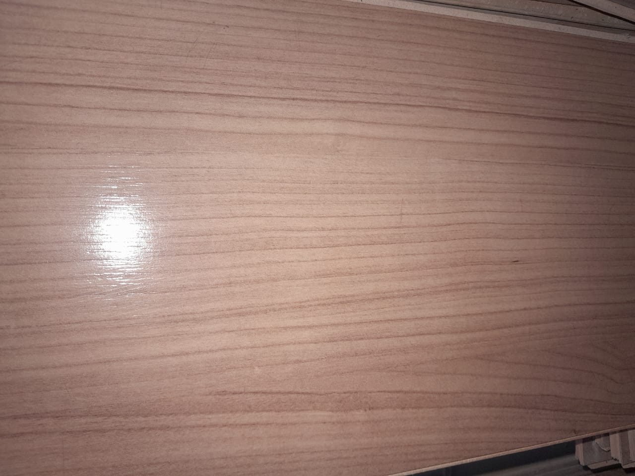 Detalhe de chapa/painel de madeira com veios aparentes, evidenciando a qualidade e o acabamento do material reutilizado vendido pela loja.