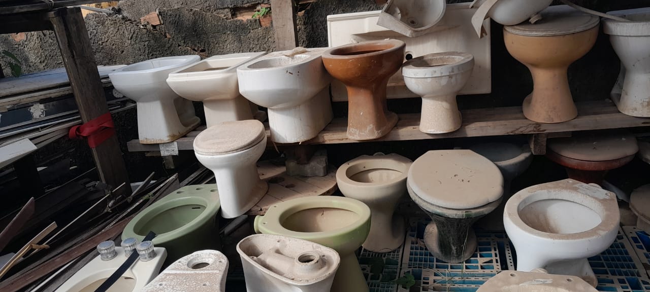 Estoque de vasos sanitários e louças usadas para reutilização em obra.